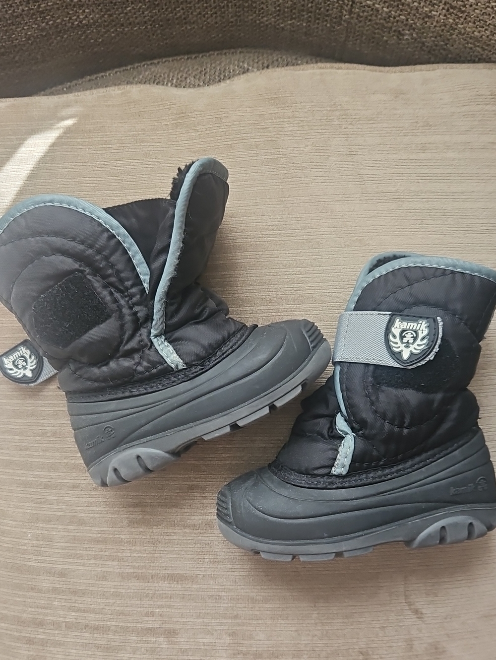 Kamik Unisex Sz 7 Snowboots W Velcro Closure